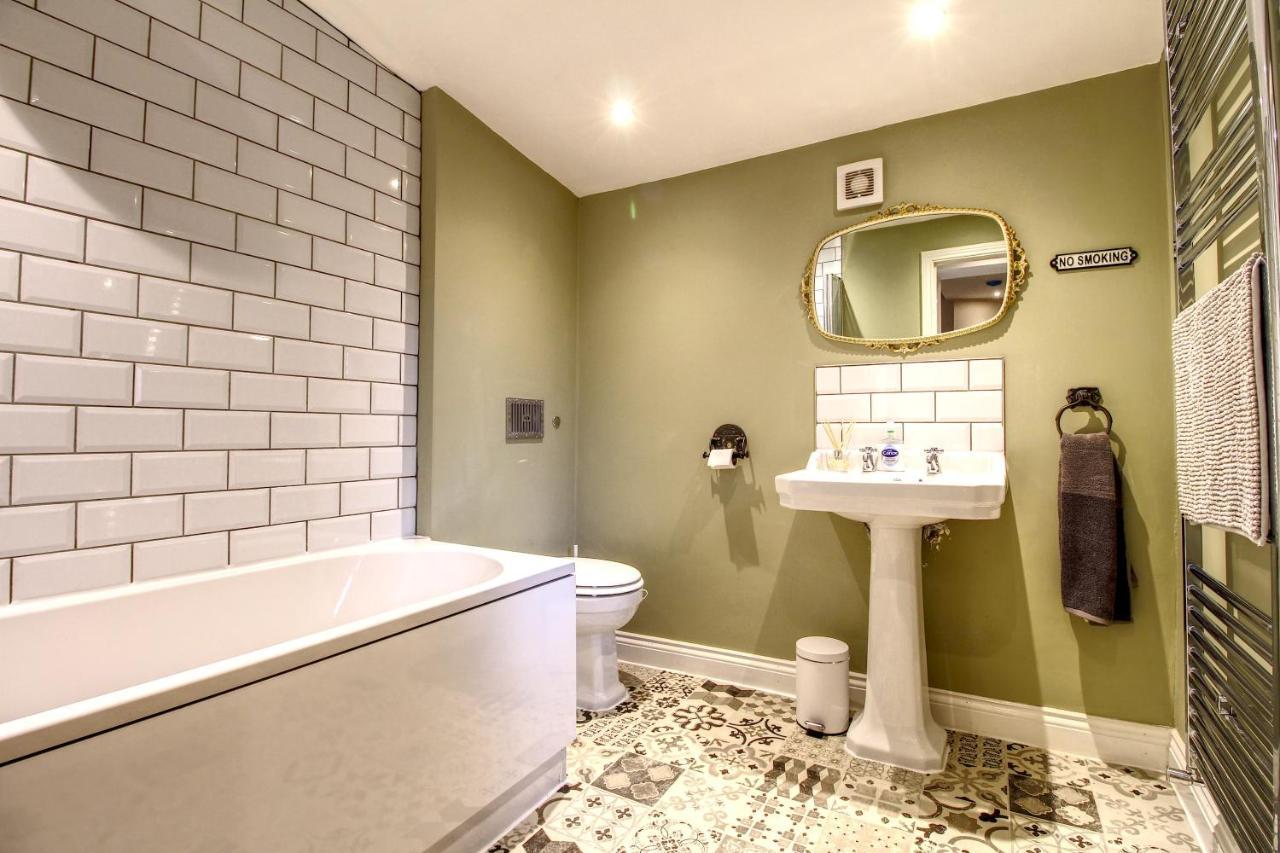 6 Dbl Bed, Central Huddersfield House Inc Parking Exteriör bild